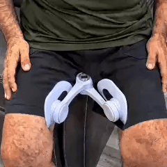 Hombre sentado usando el dispositivo Hermios entre las piernas